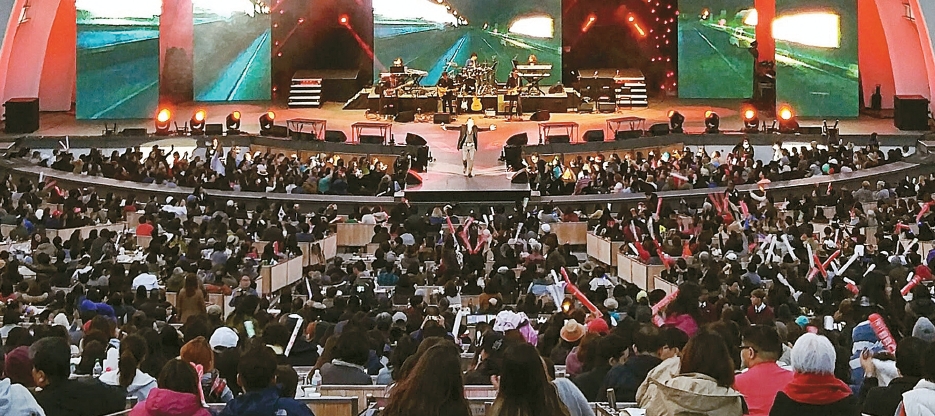 Concert attendees seated inside a Los Angeles venue amid rising dynamic ticket pricing concerns