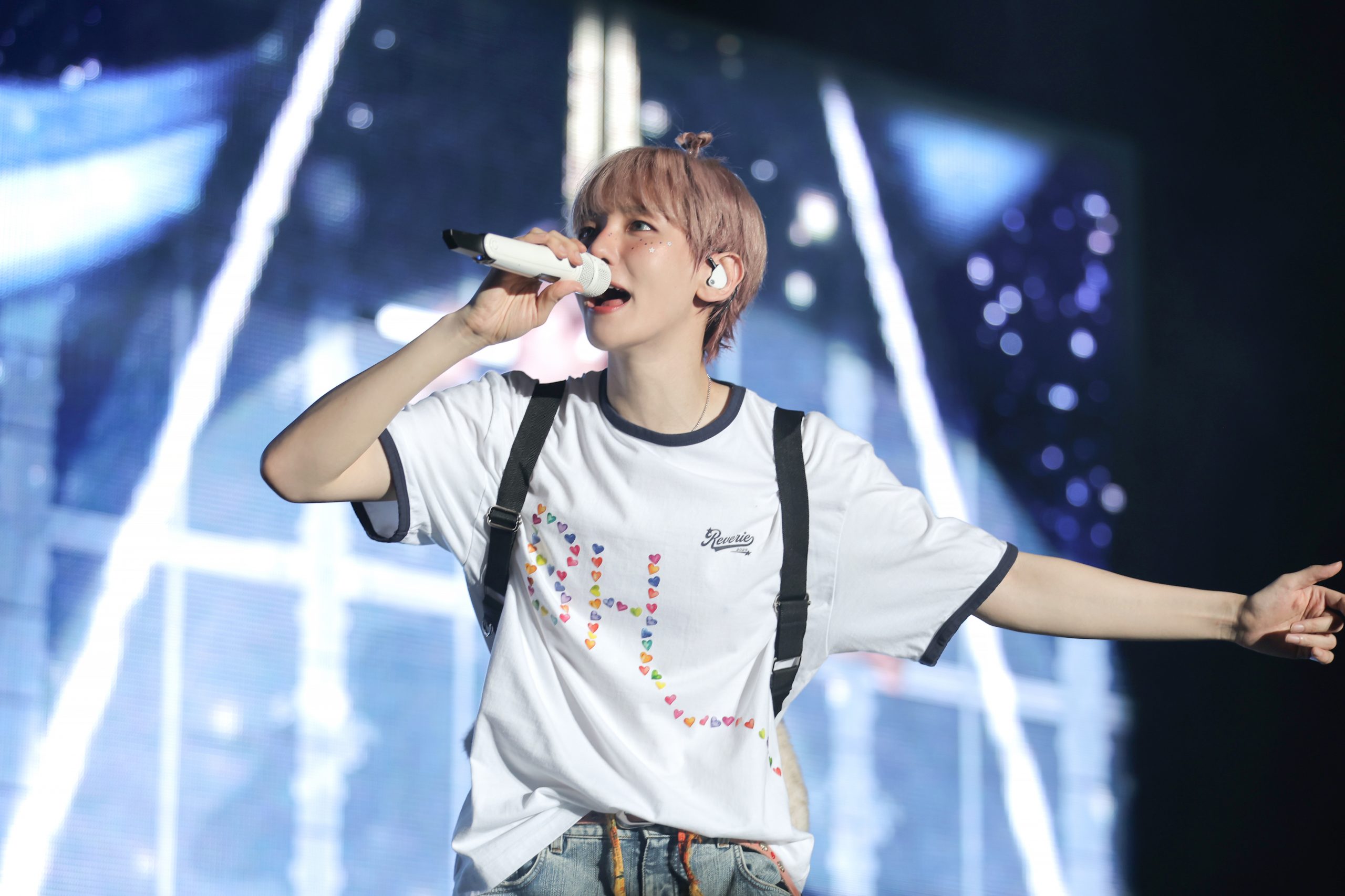 Baekhyun singing in his final outfit with an amusement park headband during Reverie tour at Kia Forum