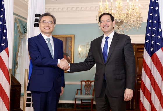 South Korea's Foreign Minister Cho Hyun shakes hands with U.S. Secretary of State Marco Rubio at the State Department in Washington, D.C., on July 31. [YONHAP]