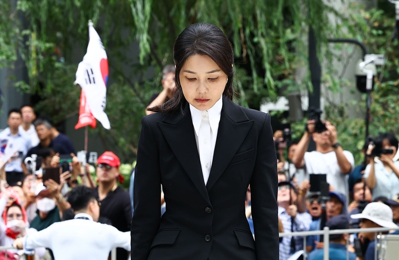 Former First Lady Kim Keon Hee enters the special probe team's office for questioning as a suspect of an alleged stock-rigging case in Jongno District, central Seoul, on Aug. 6. [KIM JONG-HO]