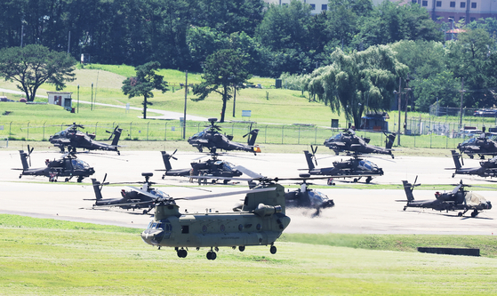 CH-47 Chinook helicopters take off from Camp Humphreys in Pyeongtaek, Gyeonggi on Aug. 7. [YONHAP]
