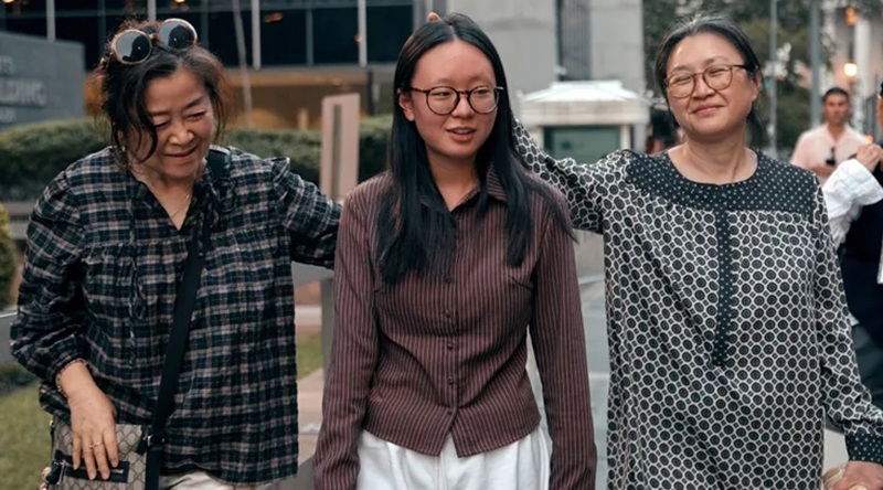 After being released from ICE detention, Yeonsoo Go (center) reunites with her mother, Rev. Kyrie Kim (right), on August 4. [Screenshot]