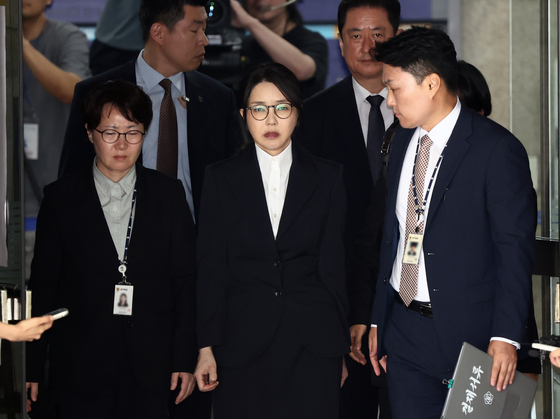 Former first lady Kim Keon Hee, center, leaves Seoul Central District Court in southern Seoul on Aug. 12, after an arrest warrant hearing. [JOINT PRESS CORPS]