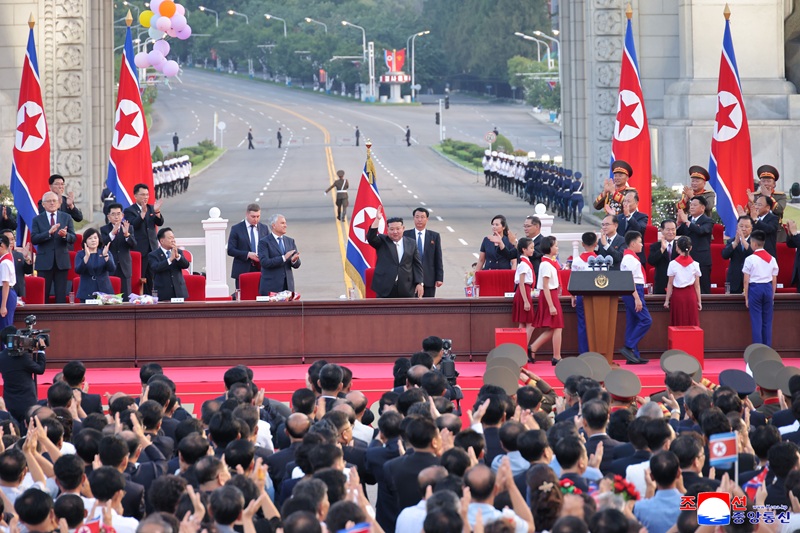 North Korean leader Kim Jong-un waves to the crowd at a commemorative rally in Pyongyang’s Arch of Triumph plaza to mark the 80th anniversary of Liberation Day on August 15. [YONHAP]