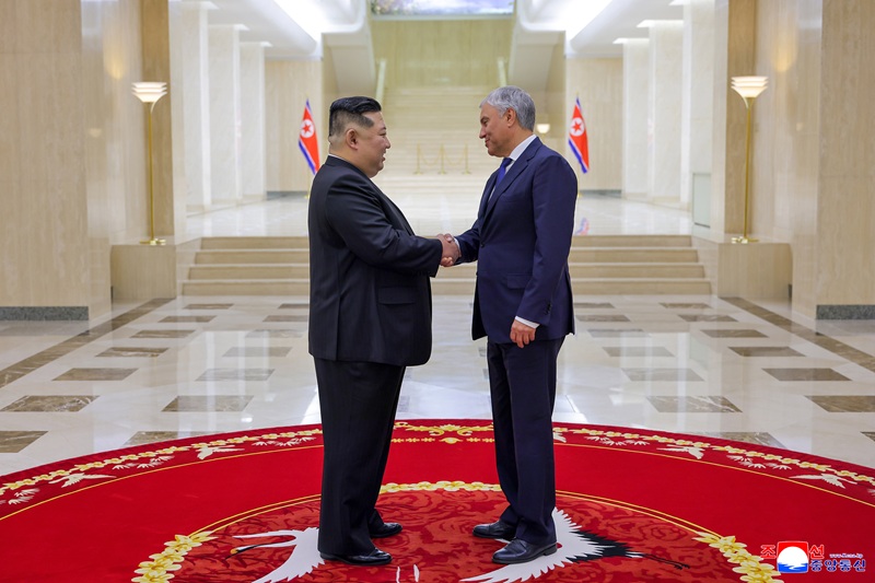 North Korean leader Kim Jong-un greets Russian State Duma Chairman Vyacheslav Volodin as Volodin visited Pyongyang to attend a commemorative ceremony to mark the 80th anniversary of Liberation Day on Aug. 15. [YONHAP]