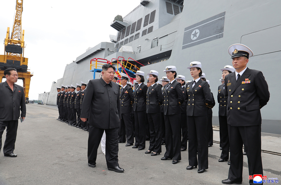 North Korean leader Kim Jong-un visited the Choe Hyon destroyer at Nampho shipyard in South Pyongan Province on Aug. 18, according to the Korean Central News Agency on Aug. 19. [YONHAP]