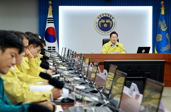President Lee Jae Myung speaks on his upcoming two-country trip to Japan and the United States in a meeting with senior aides at the Yongsan presidential office in central Seoul on Aug. 21. [JOINT PRESS CORPS]
