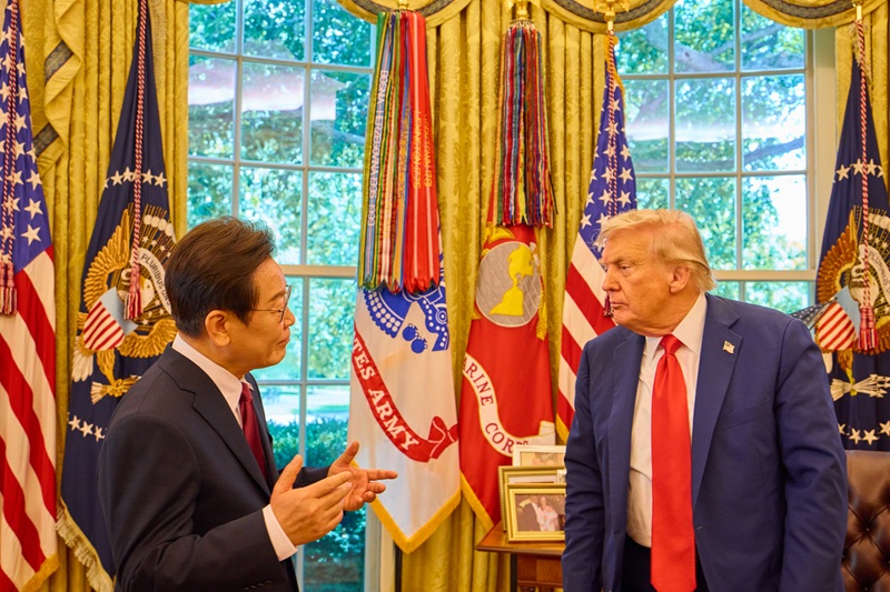 Korean President Lee Jae Myung, left, and U.S. President Donald Trump chat in the Oval Office at the White House in Washington on Aug. 25. The two leaders held their first bilateral summit, followed by a working lunch. [JOINT PRESS CORPS]