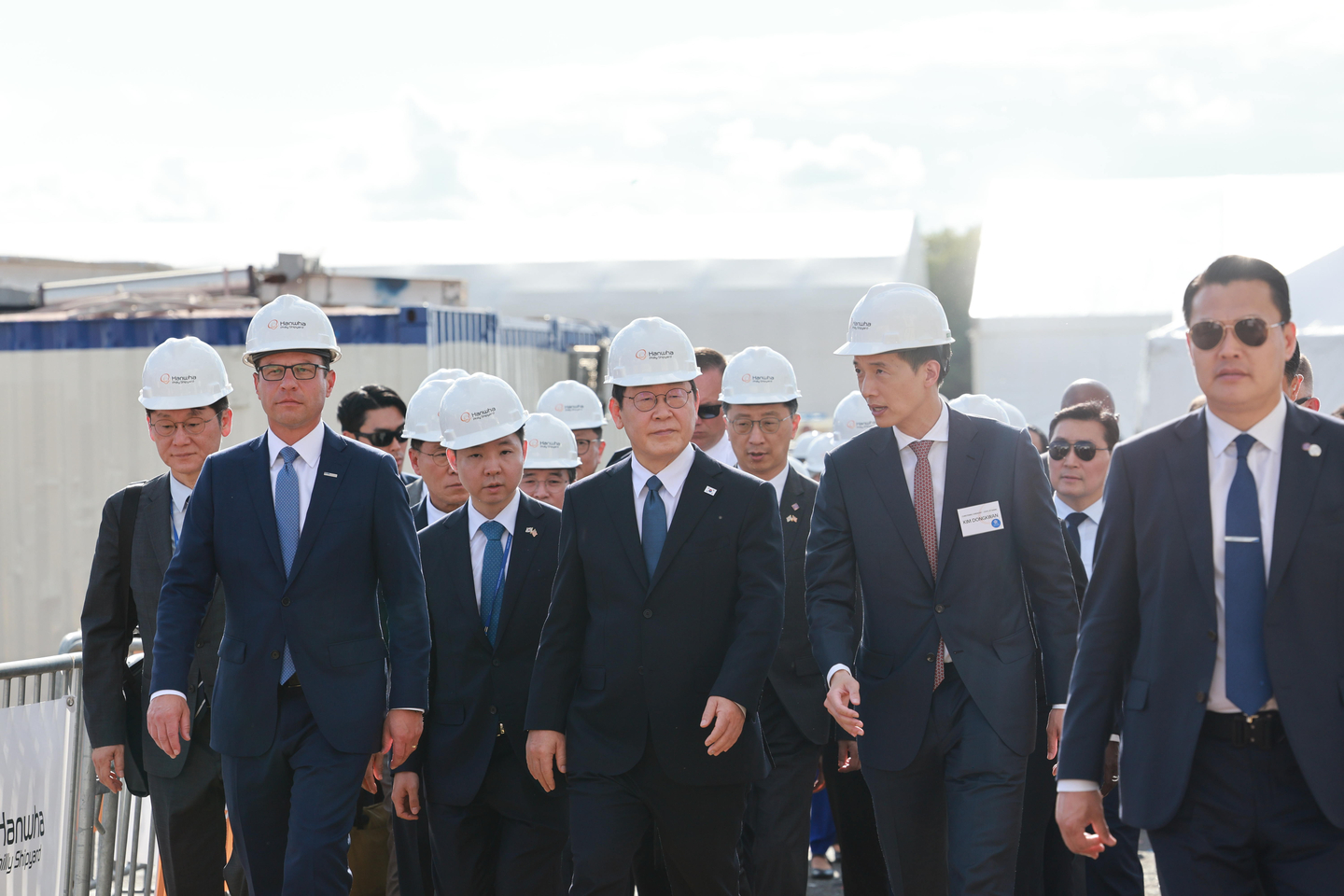 President Lee Jae Myung, center, tours Hanwha Philly Shipyard in Philadelphia, Pennsylvania, on Aug. 26, accompanied by Hanwha Group Vice Chairman Kim Dong-kwan, second from right. [JOINT PRESS CORPS]