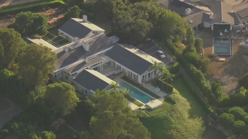 The mansion in Rolling Hills where the Korean American jewelry mogul killed his wife and daughter before taking his own life. [Screenshot from FOX11]