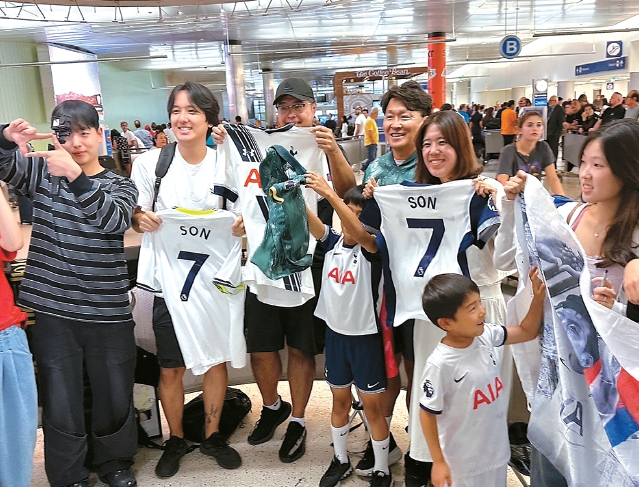 Korean American fans gather at LAX to greet Son Heung-Min before LAFC debut