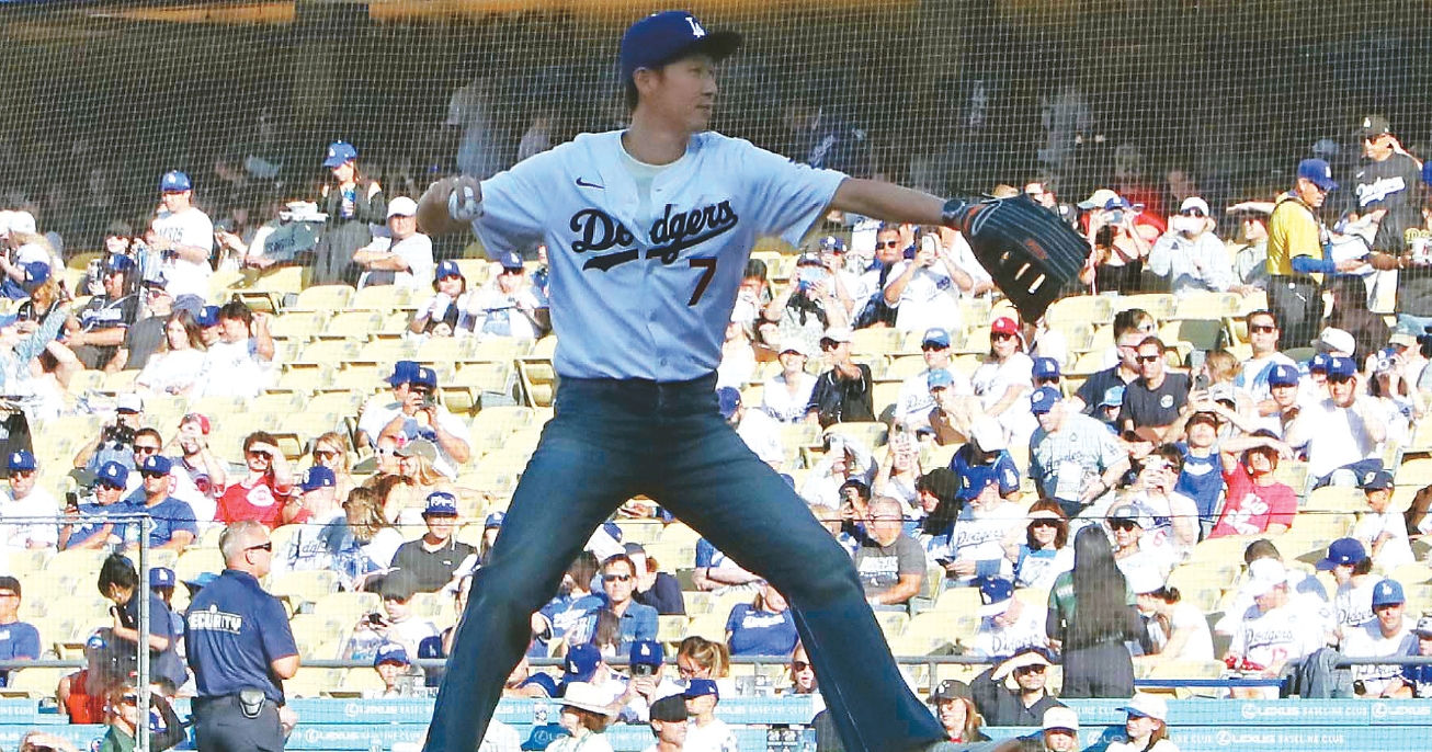 Son Heung-min throws the first pitch at Dodger Stadium during the Dodgers vs. Cincinnati Reds game on August 27