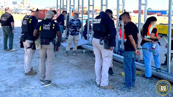 U.S. Immigration and Customs Enforcement, Homeland Security Investigations, and other federal agencies carried out a raid targeting undocumented workers on Sept. 4 at the construction site of Hyundai Motor Group and LG Energy Solution’s joint battery plant in Savannah, Georgia. The Bureau of Alcohol, Tobacco, Firearms and Explosives Atlanta Field Division posted this photo on its official X account on Sept. 4. [SCREEN CAPTURE]