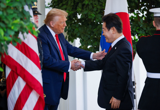 U.S. President Donald Trump, left, welcomes President Lee Jae Myung at the White House in Washington on Aug. 25. [REUTERS]