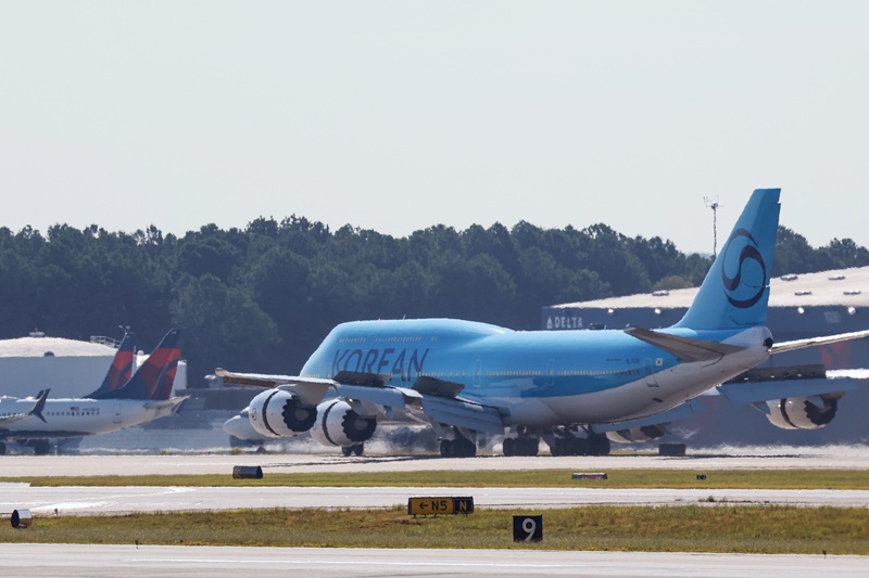 The Korean Air Boeing 747 that was chartered by the government to bring home Korean nationals detained in an immigration raid lands at Hartsfield-Jackson Atlanta International Airport on September 10. [YONHAP]