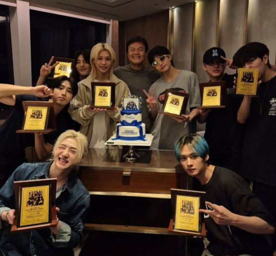 Boy band Stray Kids was gifted gold plaques valued at more than 100 million won ($72,400) by JYP Entertainment founder Park Jin-young to celebrate the boy band’s historic Billboard success. [SCREEN CAPTURE]