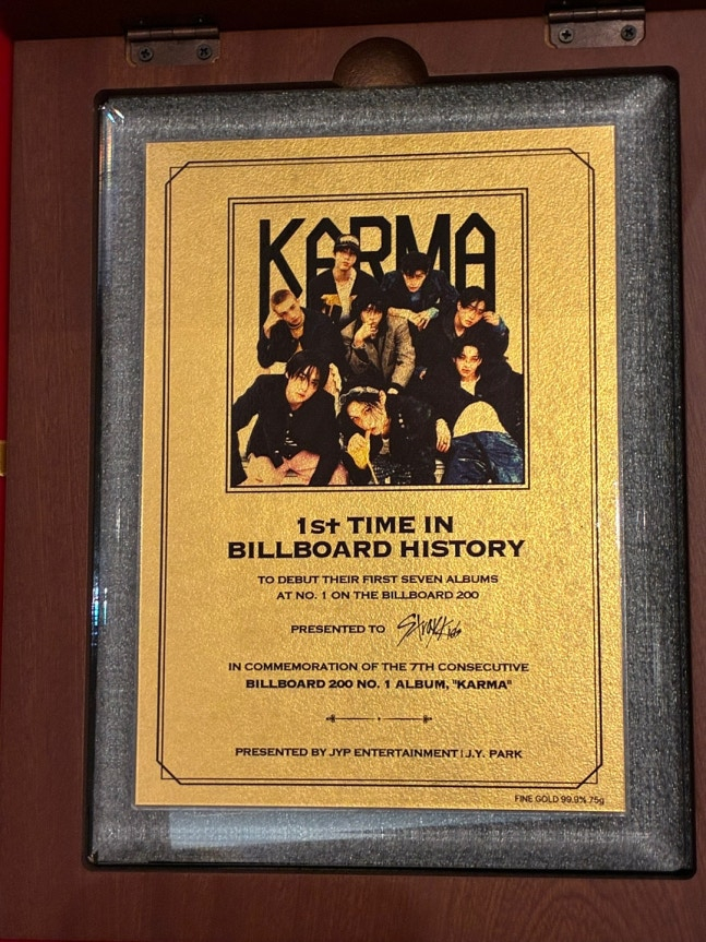 Boy band Stray Kids was gifted gold plaques valued at more than 100 million won ($72,400) by JYP Entertainment founder Park Jin-young to celebrate the boy band’s historic Billboard success. [SCREEN CAPTURE]