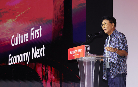 Lee Soo-man, founder of SM Entertainment and A2O Entertainment, speaks during the JoongAng 60th Anniversary Global Media Conference held at the Lotte Hotel in central Seoul on Sept. 18. [JOONGANG ILBO]