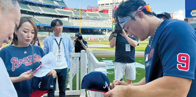 Haseong Kim first home game at Truist Park signing autographs for fans on Sept. 5, 2025