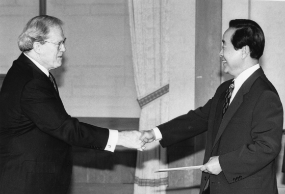 U.S. Ambassador to South Korea James Laney (left) presents his credentials to President Kim Young-sam at the Blue House on November 2, 1993. Ambassador Laney, who arrived in October 1993 during President Kim’s first year in office, served until February 1997. [JoongAng Photo]