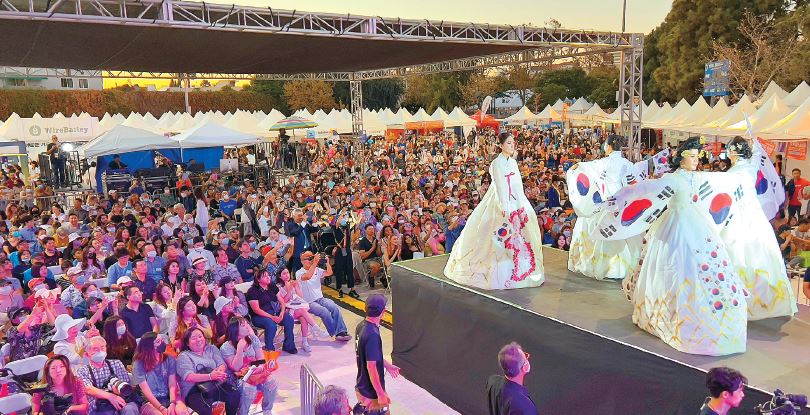 Crowds gather at the 49th LA Korean American Festival closing ceremony in Koreatown