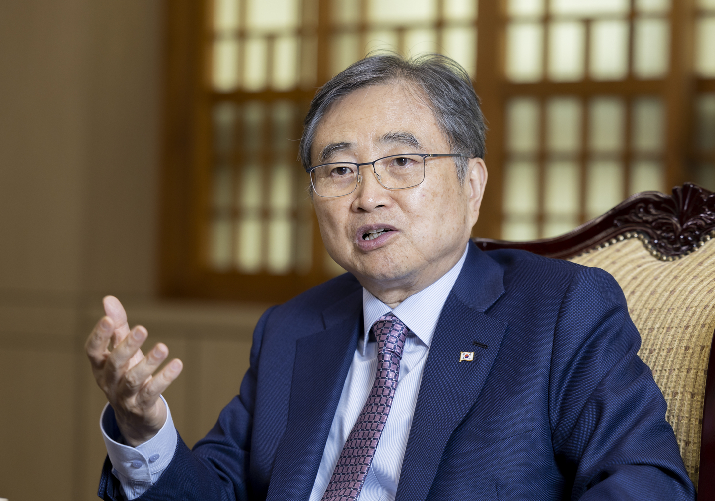 Cho Hyun, minister of foreign affairs, speaks during an interview with the JoongAng Sunday at the Sejong governmental complex on Oct. 1. [KIM SANG-SUN]