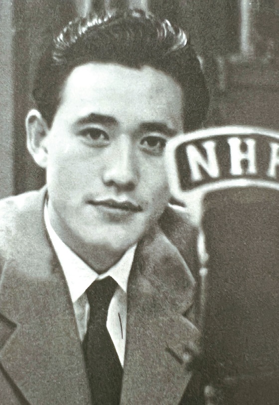 Jinnok Wi broadcasting at an NHK studio in December 1950. [Courtesy of Jinnok Wi]