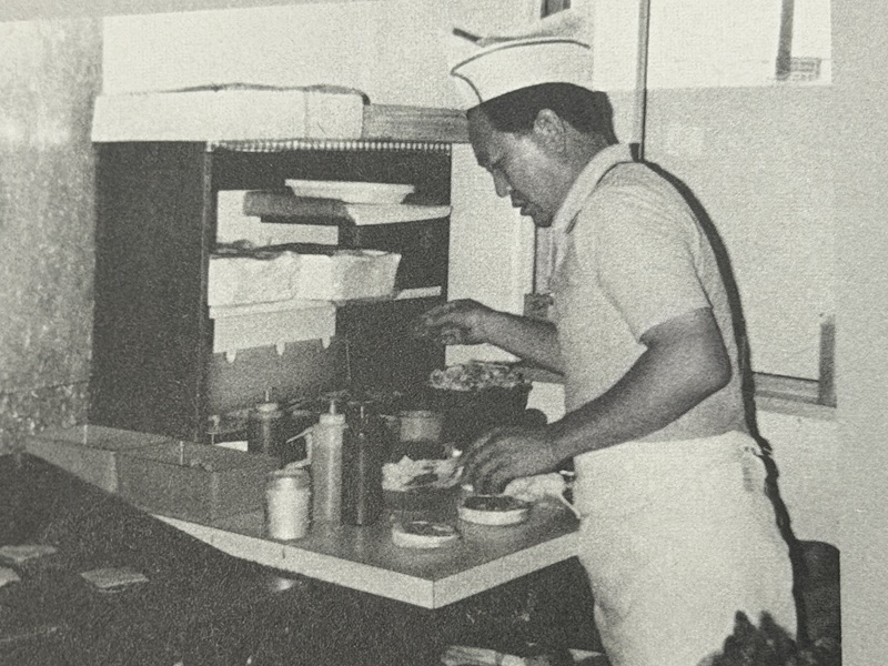 Jinnok Wi making hamburgers at his restaurant in Hermosa Beach in 1972. [Courtesy of Jinnok Wi]