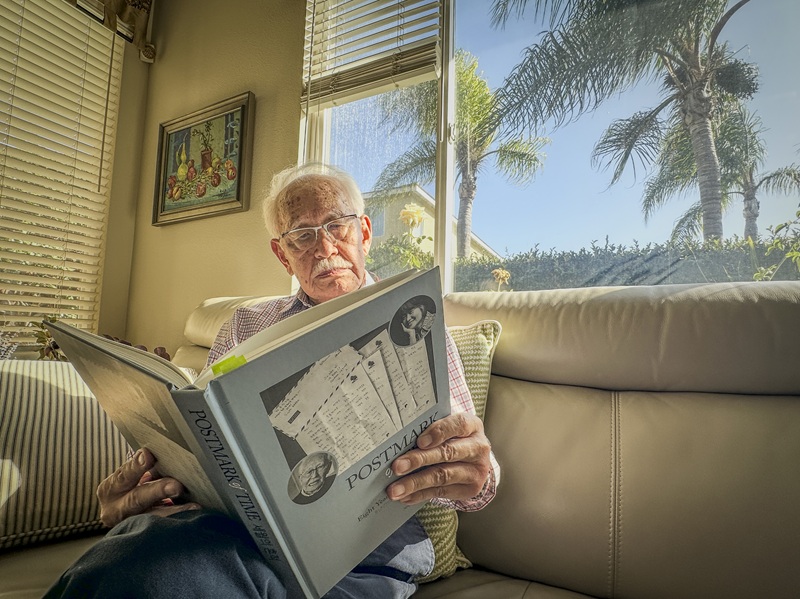 Veteran KBS announcer Jinnok Wi explains the story behind the publication of his letter collection 'Postmark of Time' at his home. [Sangjin Kim, The Korea Daily]