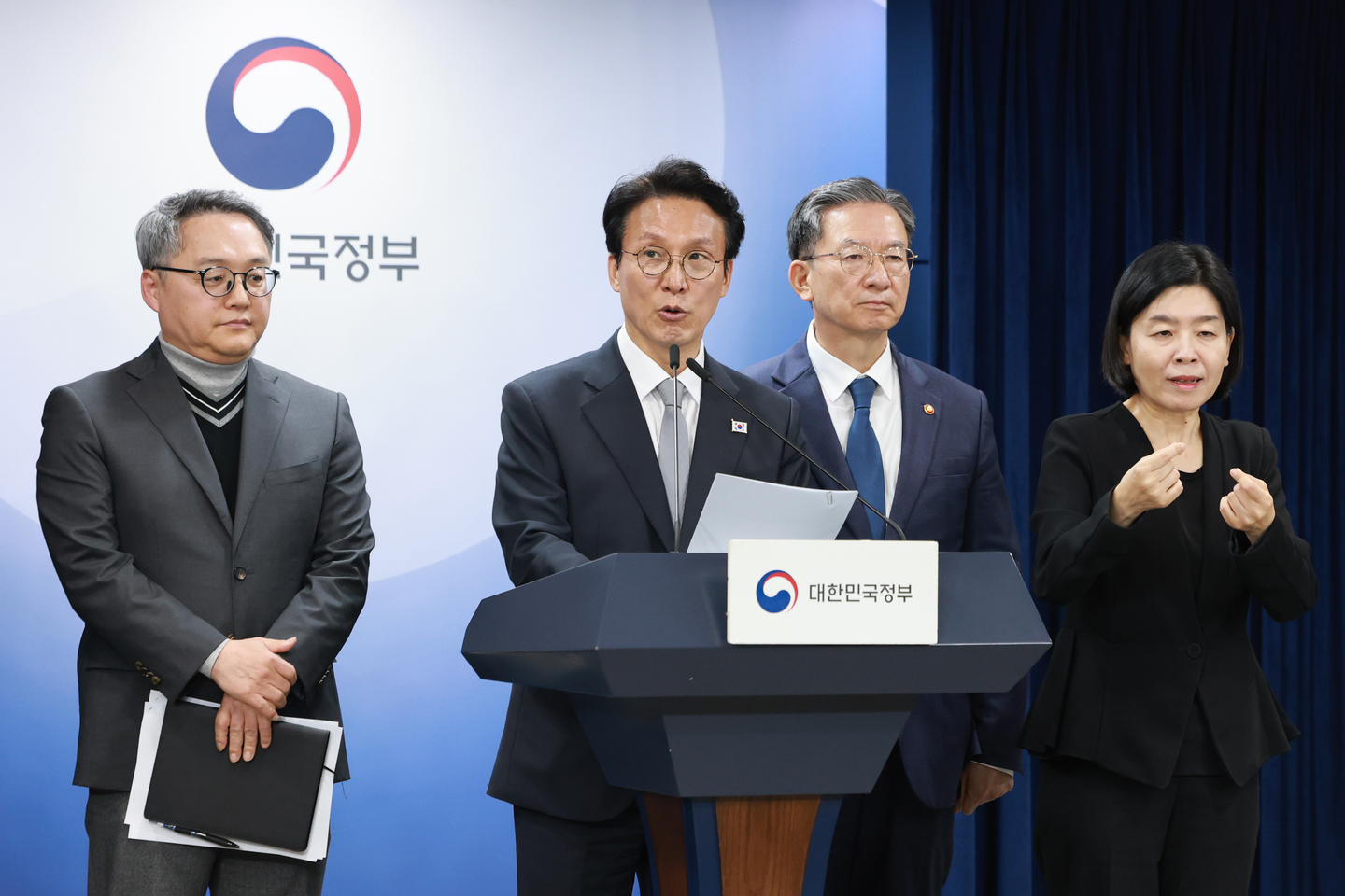 Prime Minister Kim Min-seok announces that the Korean government has won a legal battle against Lone Star Funds, a foreign private equity fund, over a past investor-state dispute settlement ruling related to its sale of Korea Exchange Bank, during a press briefing held at the government complex in central Seoul on Nov. 18. [YONHAP]