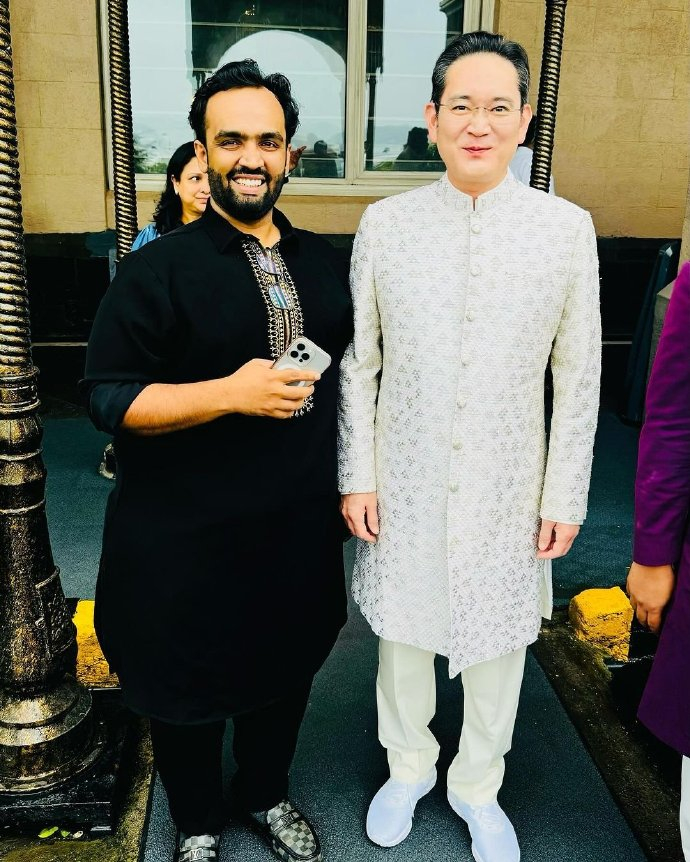 Samsung Electronics Executive Chairman Lee Jae-yong, right, poses during the wedding ceremony of Anant Ambani, the youngest son of Reliance Industries Chairman Mukesh Ambani, in July 2024 in this photo captured from Weibo. [SCREEN CAPTURE]