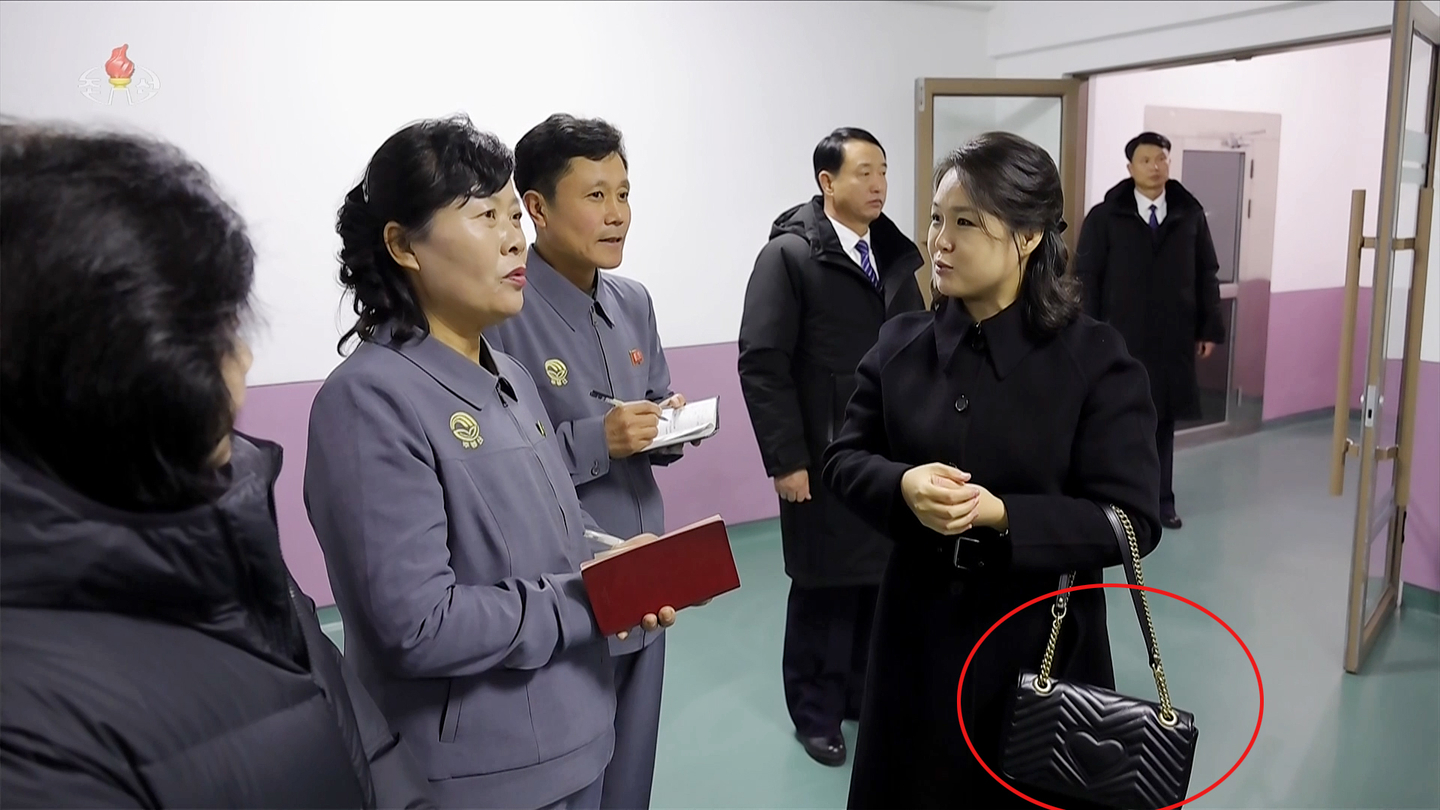 Ri Sol-ju, wife of North Korean leader Kim Jong-un, second from right, tours newly built facilities in Gangdong County, on the outskirts of Pyongyang on Dec. 15. The red circle shows a Gucci bag that Ri is clutching. [KOREAN CENTRAL NEWS AGENCY]