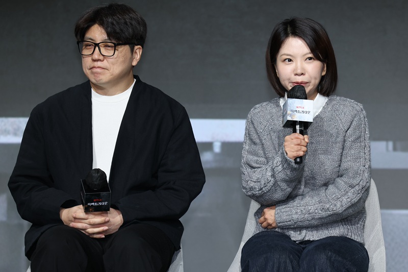 Netflix’s “Culinary Class Wars 2” producers Kim Hak-min (left) and Kim Eun-ji (right) attend a news conference for the show in Jongno District, central Seoul, on Dec. 17. [YONHAP]