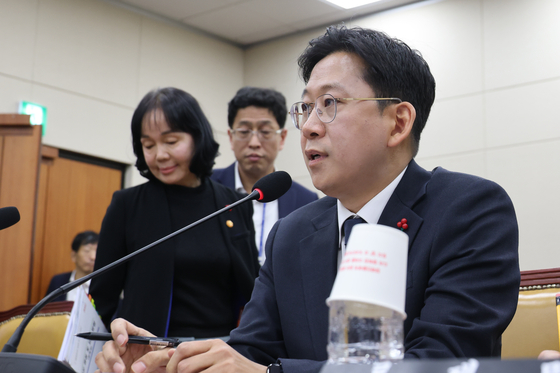 Bae Kyung-hoon, the Deputy Prime Minister and the Minister of Science and ICT, during a parliamentary hearing on Dec. 17. [YONHAP]