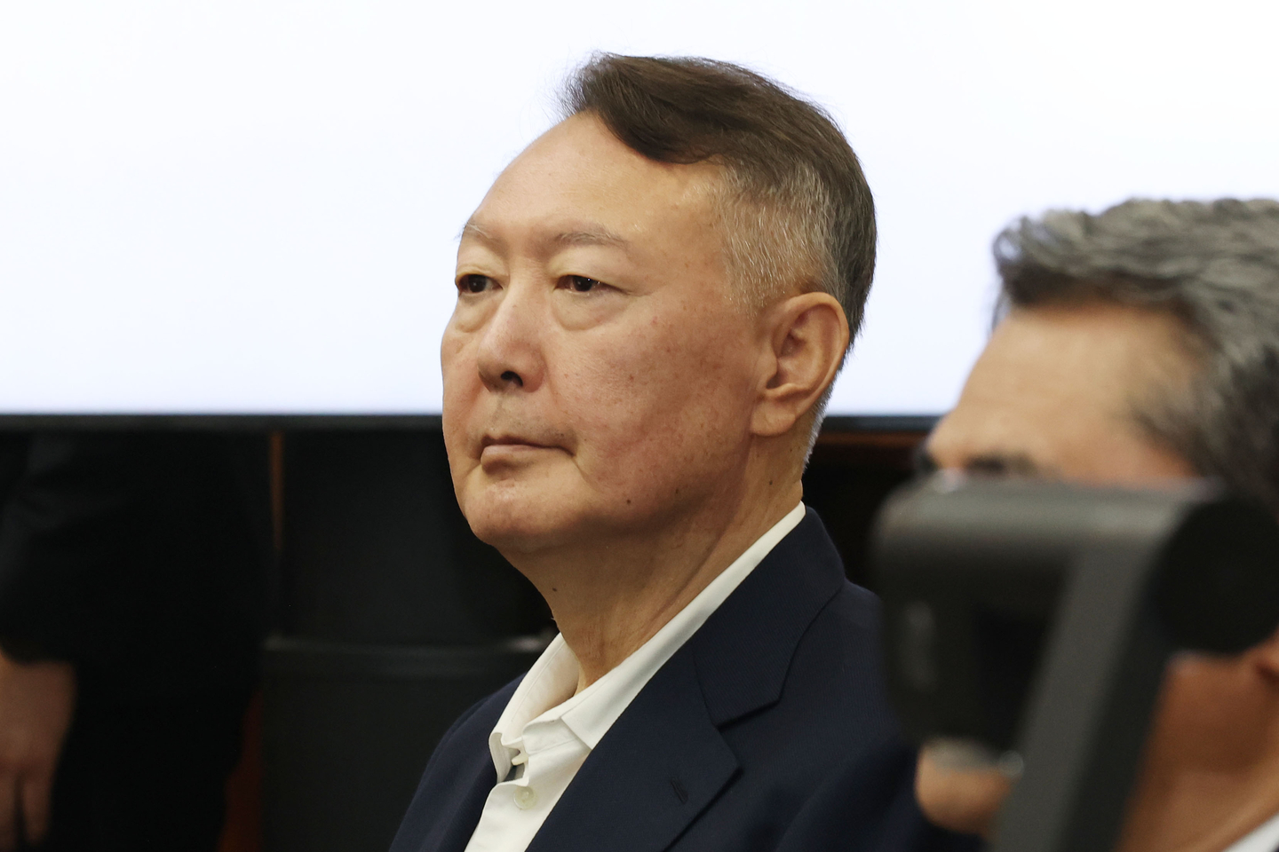 Former President Yoon Suk Yeol attends his trial on charges of obstructing special public duties at the Seoul Central District Court in Seocho District, southern Seoul, on Sept. 26. [JOINT PRESS CORPS]