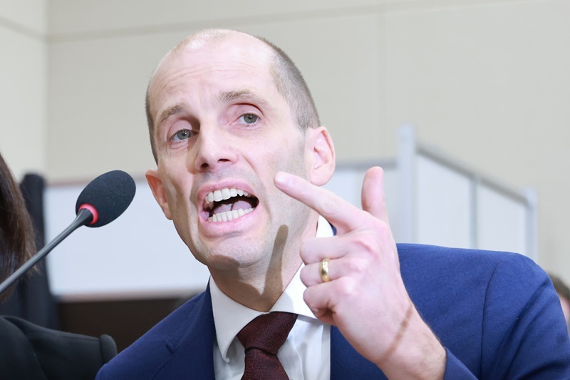 Harold Rogers, interim CEO of Coupang Korea, answers lawmakers’ questions at a joint parliamentary hearing on Coupang's personal data leak, unfair trade practices and labor conditions at the National Assembly in Yeouido, Seoul, on Dec. 30. [YONHAP]