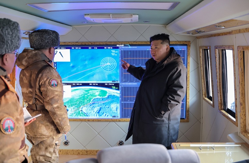 North Korea reported on Jan. 5 that it conducted a hypersonic missile launch drill on Jan. 4, supervised on North Korean leader Kim Jong-un. [YONHAP]