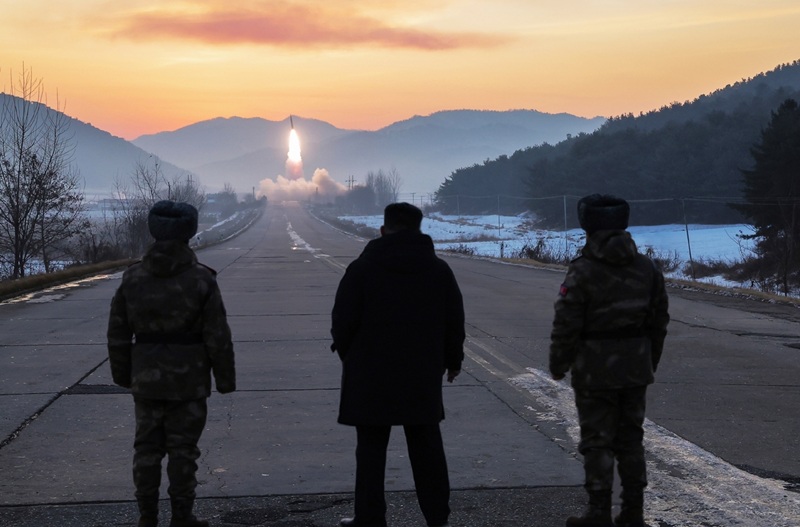 North Korea reported on Jan. 5 that it conducted a hypersonic missile launch drill on Jan. 4, supervised by North Korean leader Kim Jong-un. [YONHAP]