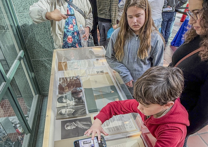 Materials from the time capsule are now on display in the lobby of the Los Angeles Central Library.[Sangjin Kim, The Korea Daily]