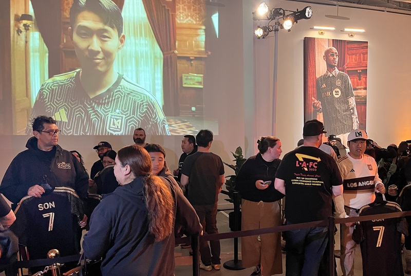 Fans line up to purchase Son Heung-min jerseys at the LAFC uniform pop-up store set up at the Line Hotel on February 10. A video of Son wearing the new jersey plays on the wall behind them. [Kyeongjun Kim, The Korea Daily] 