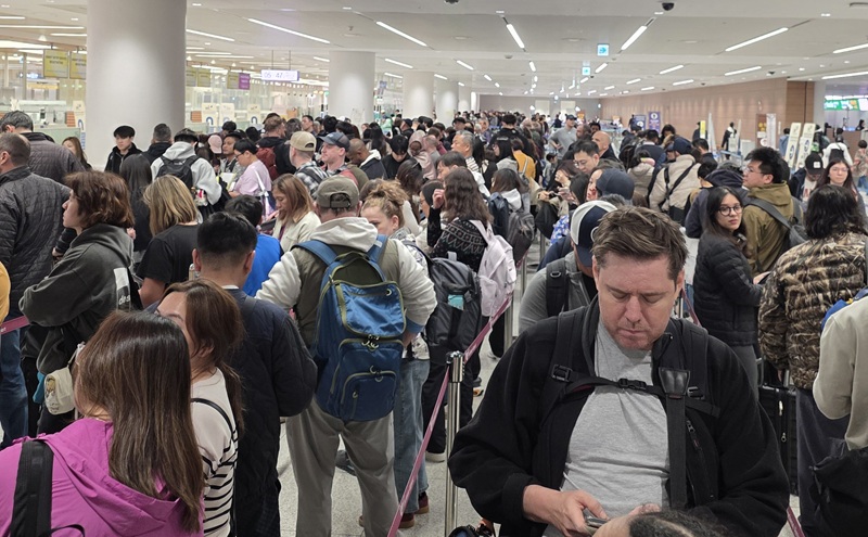 Incheon International Airport’s Terminal 2 is crowded with arriving passengers on Jan. 30. [Courtesy of reader]