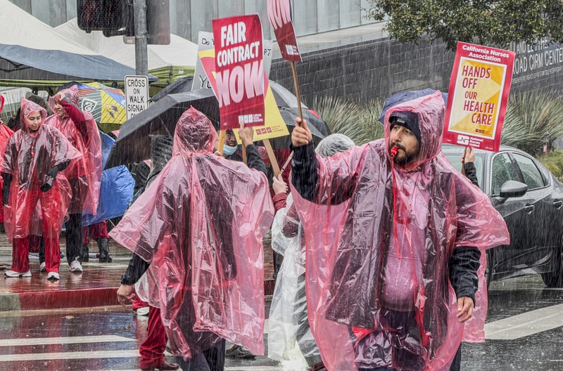 On February 19, nurses affiliated with the California Nurses Association and National Nurses United protest outside USC Keck Hospital in Lincoln Heights over healthcare plan revisions and working conditions. After contract negotiations with hospital management broke down, the union began a seven-day strike that day. [Sangjin Kim, The Korea Daily]