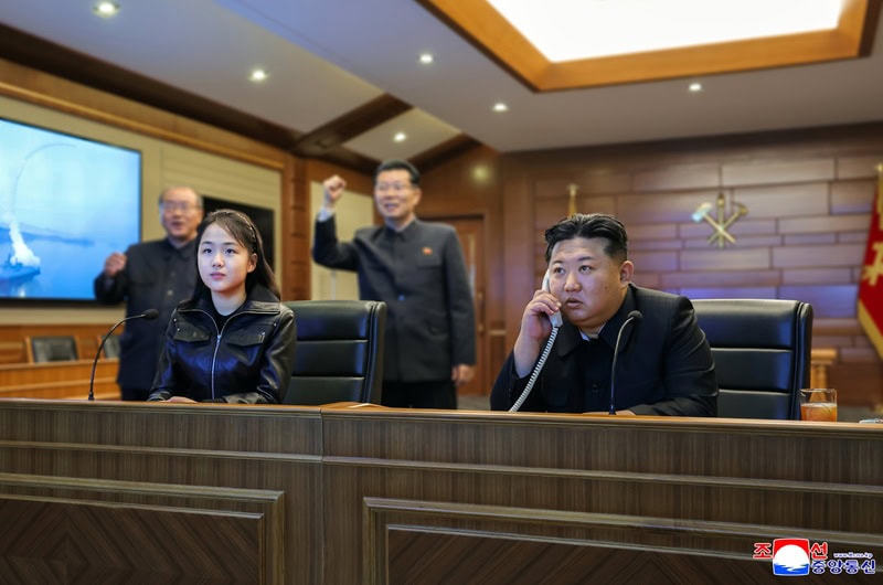 North Korea’s ruling Workers’ Party newspaper Rodong Sinmun reported on March 11 that another test launch of a strategic cruise missile was conducted the previous day from the destroyer Choe Hyon. Leader Kim Jong-un and his daughter Ju-ae watched the test launch via video link. [YONHAP]