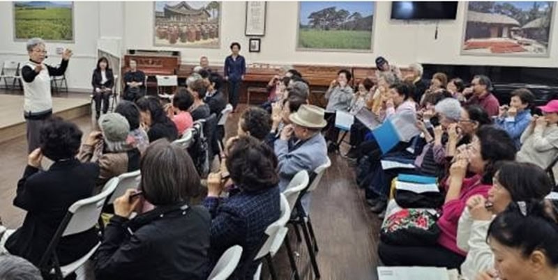 Korean American seniors practice harmonica performance in the Koreatown Senior & Community Center. [Courtesy of the center]