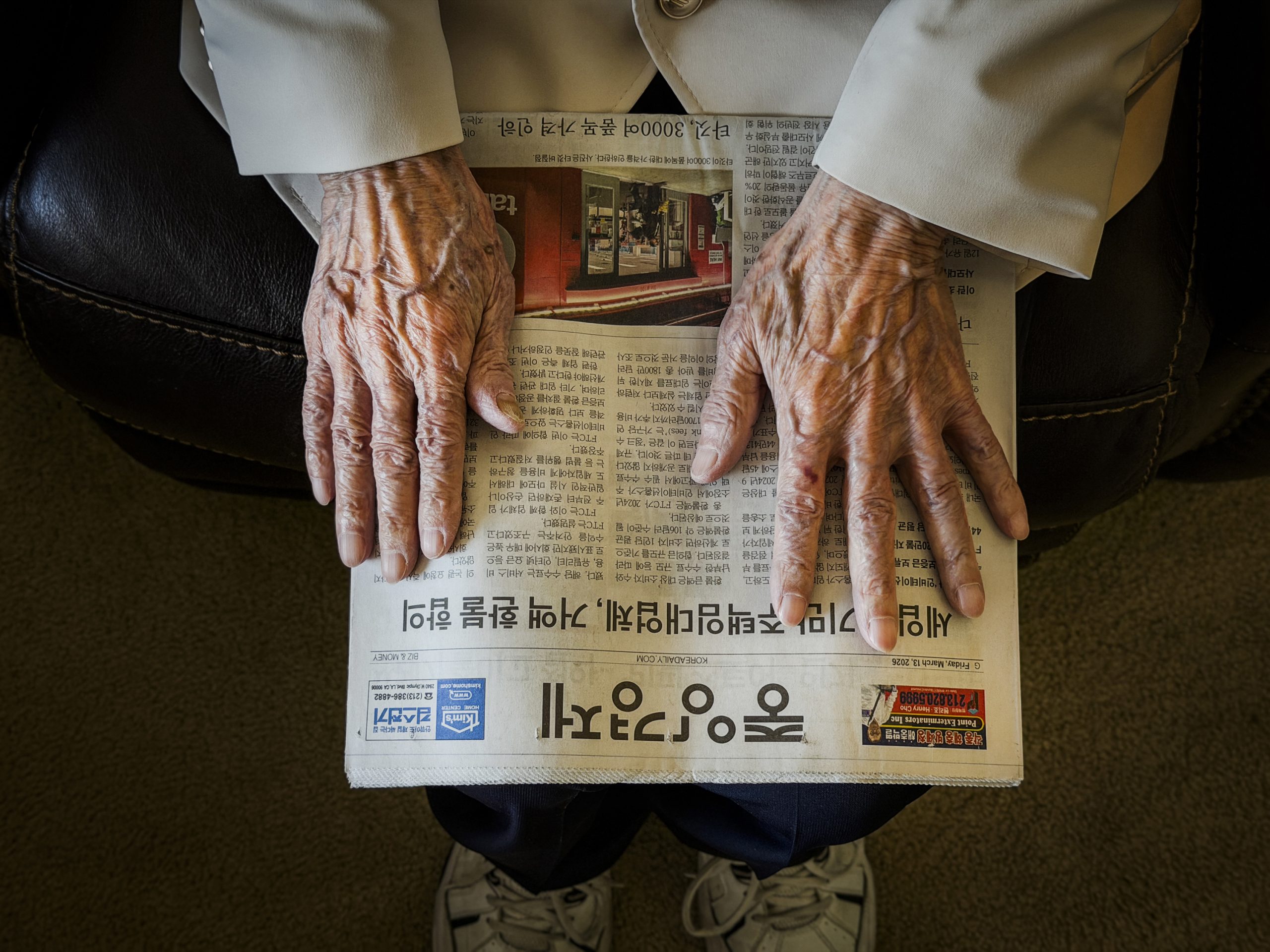 Korean War veteran newspaper reader