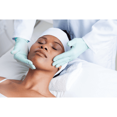 Frau erhält Microneedling-Behandlung im Kosmetikstudio Elberfeld.