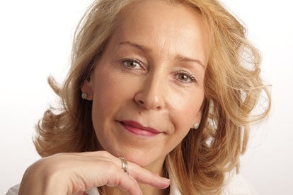 Frau mit natürlichem Make-up und gepflegter Haut, die in einem Kosmetikstudio in Elberfeld verwöhnt.