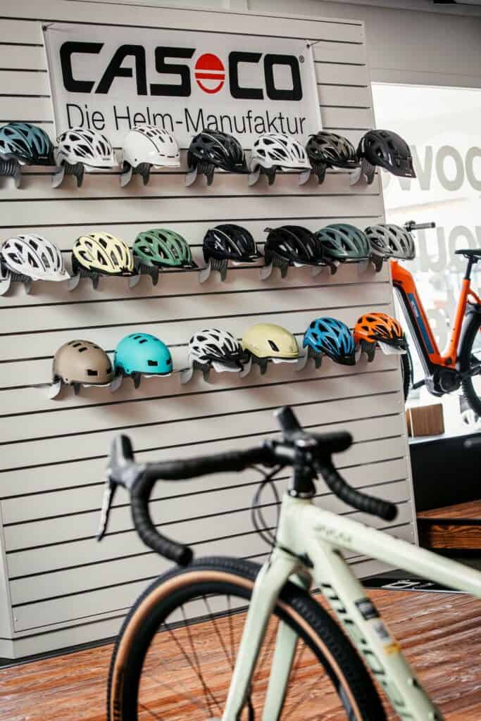 Verschiedene Fahrradhelme auf einer Wandhalterung bei Krafft.Werk in Sauerlach.