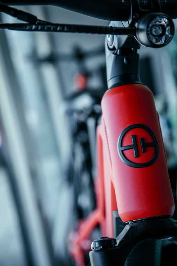 Modernes Fahrrad mit rotem Rahmen und Logo in Sauerlach.