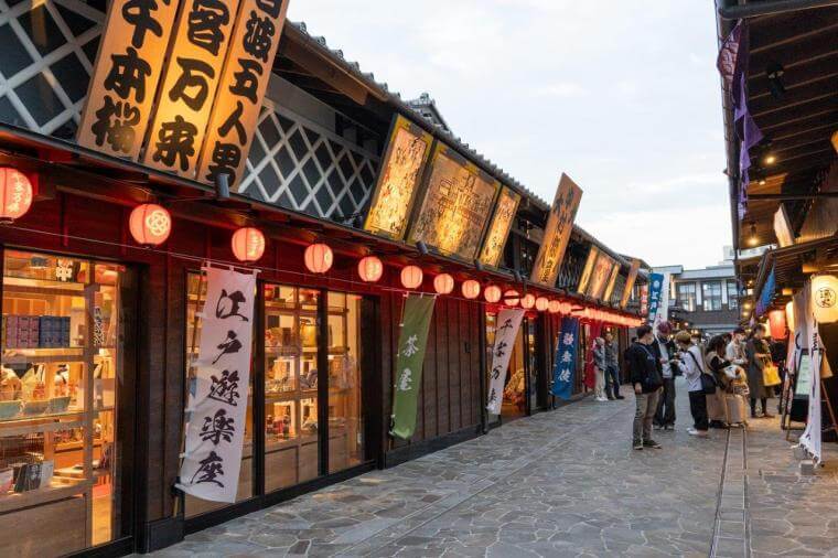 Toyosu Senkyakubanrai market view with families exploring food and culture in the Tokyo Family Itinerary